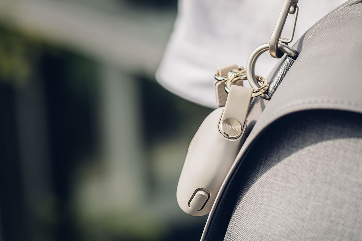 L’étui fait montre de détails haut de gamme et inclut un élégant cordon.