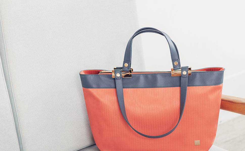 Verana ajoute une sophistication à votre garde-robe professionnelle, et vous aurez assez de place à disposition pour ranger tous vos effets essentiels du quotidien.