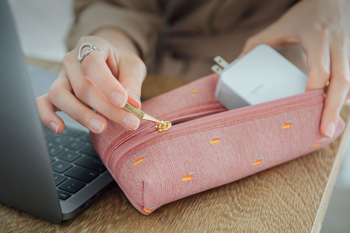 ワイヤレスマウス、アダプタ、ケーブルなど、MacBookの必需品をすべて収納しておけるのでバッグの中をかき回さずに済みます。