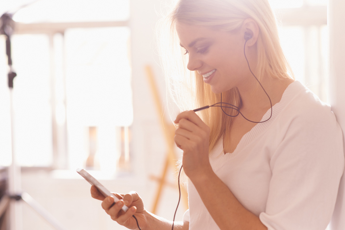 Keramo is equipped with an iPhone-compatible microphone and iPhone-style button-click remote for answering calls on the fly while listening to your favorite tunes.