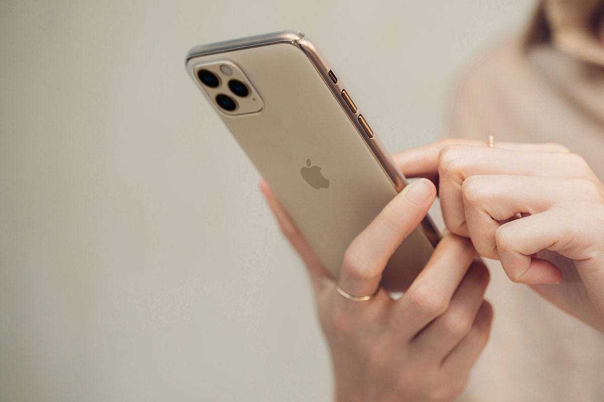 轻薄如羽毛般的 SuperSkin 裸感超薄保护外壳可轻松收纳至口袋。