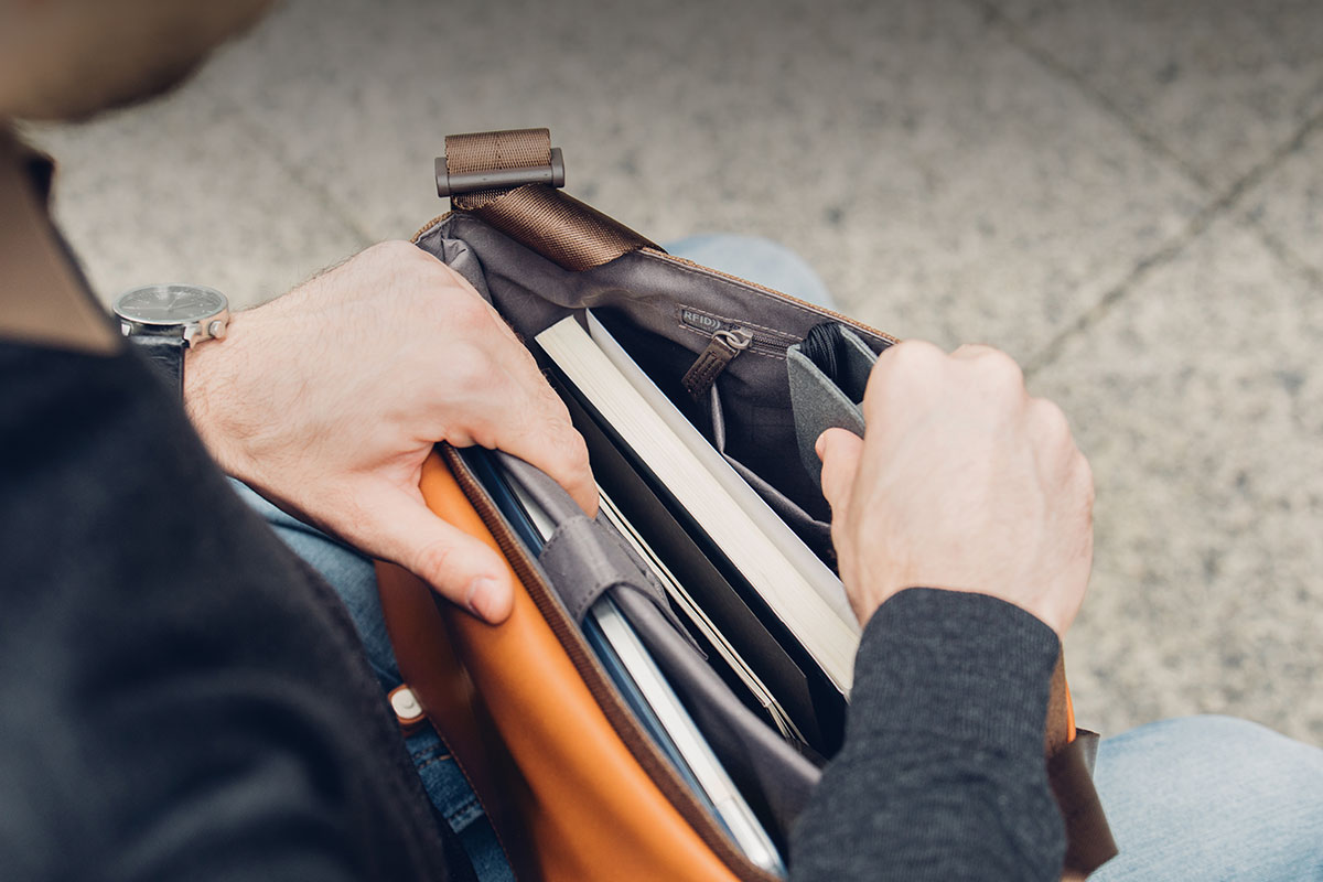 Carta peut transporter un ordinateur portable jusqu'à 13 pouces et d'autres objets du quotidien comme une batterie portable, des câbles, des documents, et bien plus.