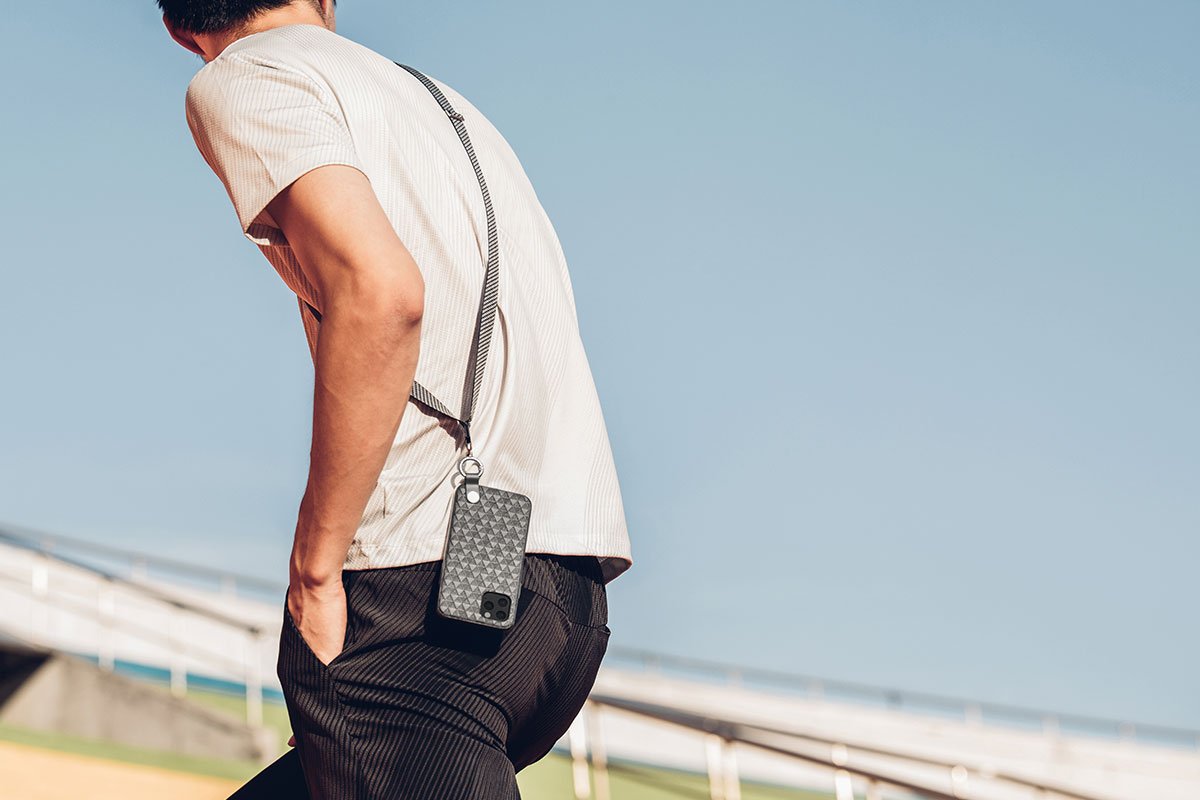 Tragen Sie Altra Crossbody, über die Schulter oder um den Hals.