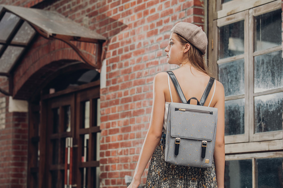 Helios Mini, con su tamaño ideal para pasear por la ciudad, te ayudará a vestir con estilo y ser organizada sin importar a dónde vayas.