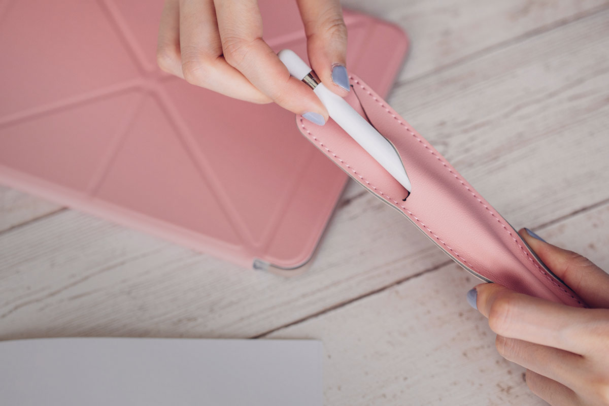 Drücken Sie die Seiten des Etui leicht zusammen