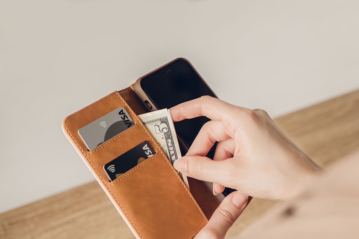 Tragen Sie Ihr Bargeld, iPhone und all Ihre wichtigen Karten in einem schlanken Formfaktor.