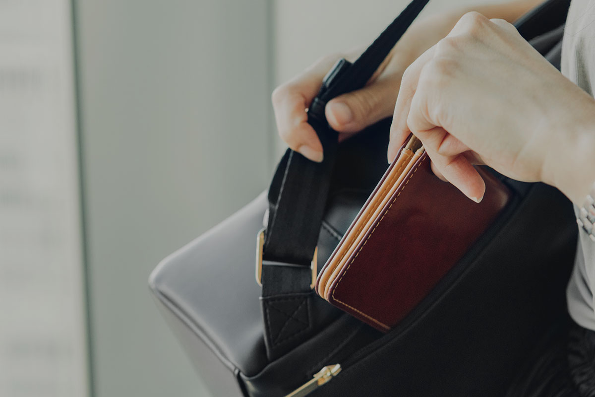 Halten Sie Ihre Brieftasche oder Ihr Telefon immer nahe an Ihrem Körper und griffbereit.