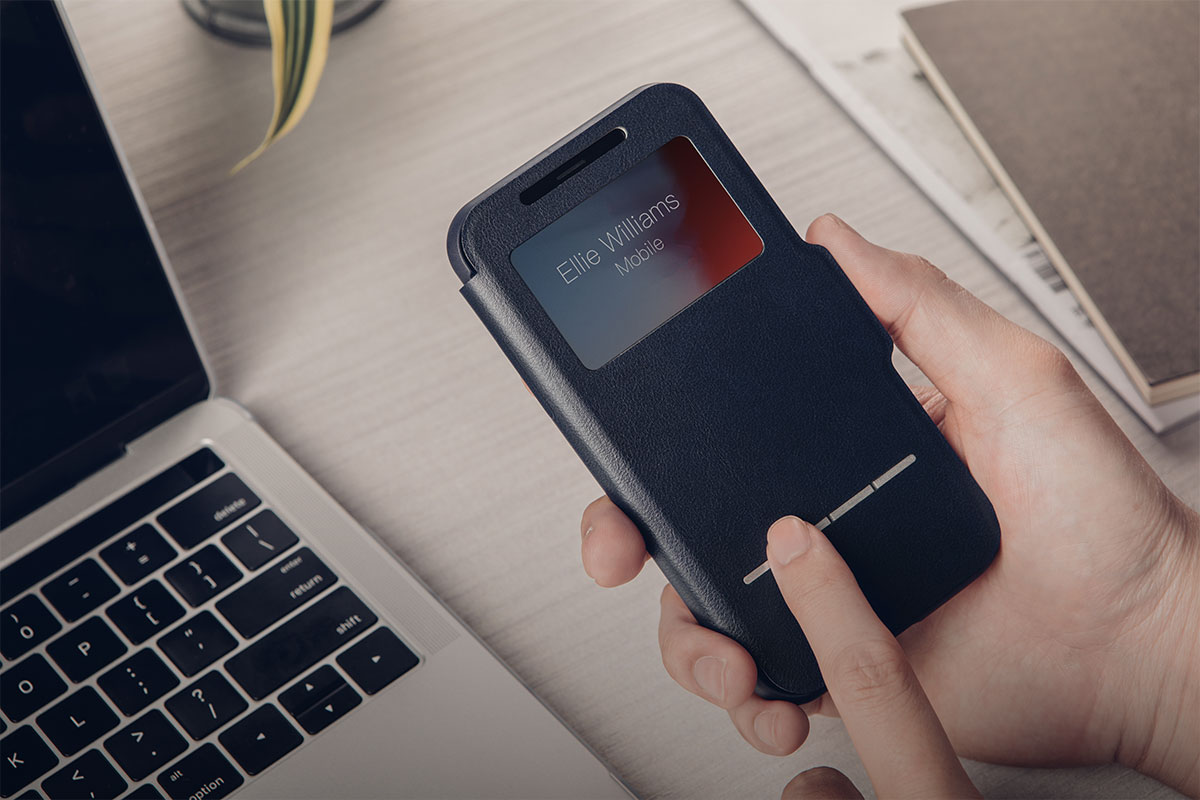 日時の確認、Apple Pay の使用、携帯電話をロック解除する顔認識が、すべて、カバーを開かずに行なえます。