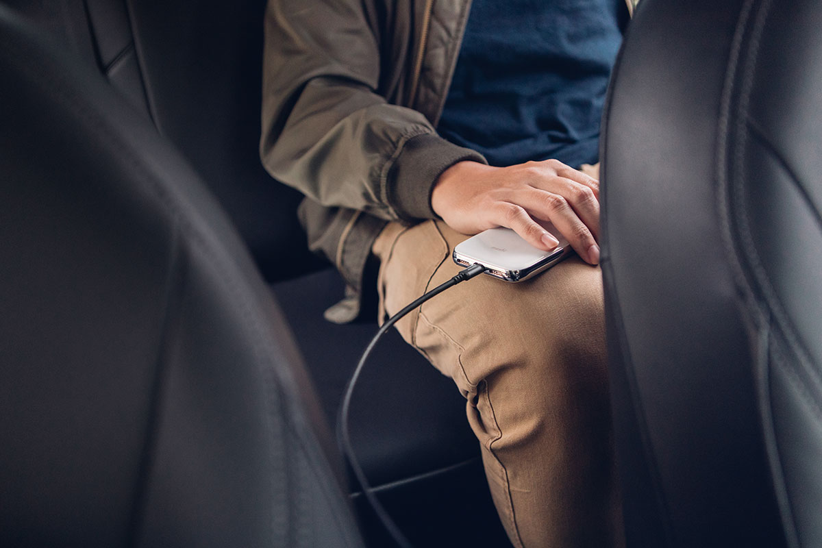 Avec une longueur allant jusqu'à 3 mètres, même les passagers à l'arrière peuvent rester branchés sur la route.