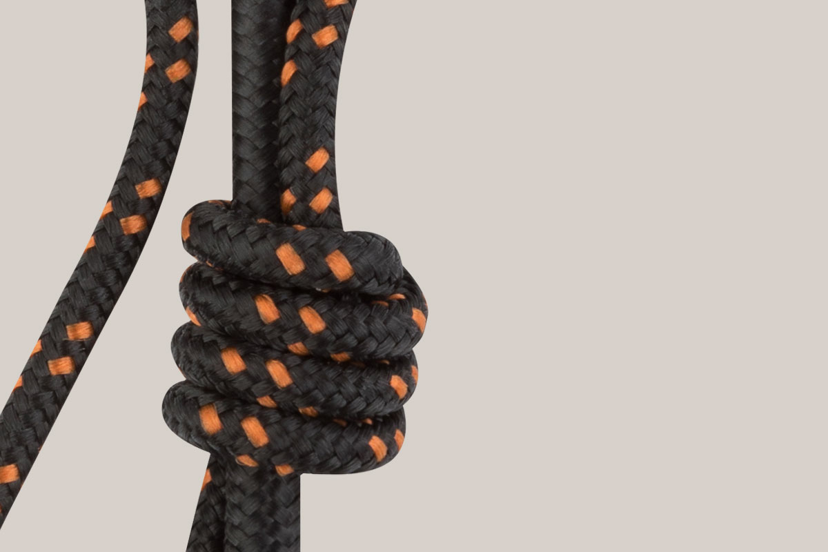 Fabricado con tecnología de trenzado de nylon duradero con puntos de alivio reforzados.