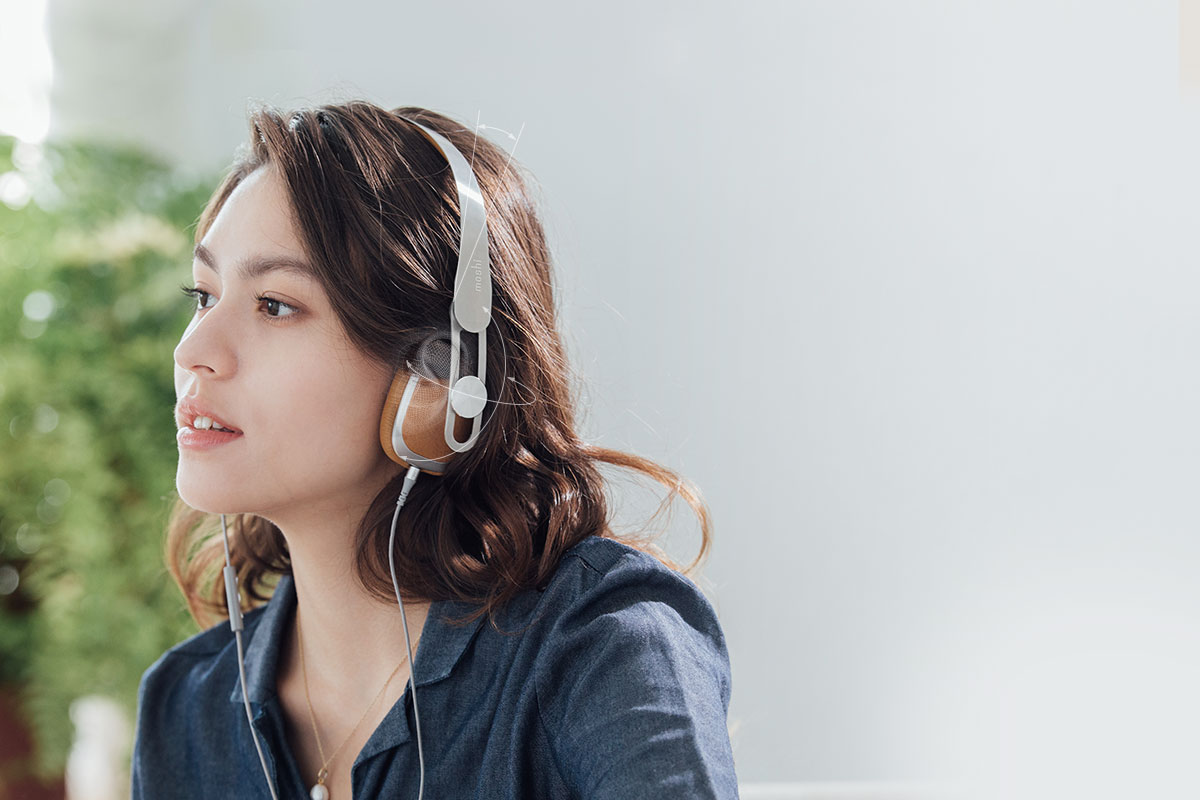 High-resolution HD40 neodymium drivers (15 Hz-22 kHz / -10dB@1kHz) deliver a full-bodied sound that rivals the audio quality of much larger headsets. Avanti LT's bass is punchy yet smooth and the mids/highs are tuned to provide an intricate and immersive soundstage with wide dynamic range.